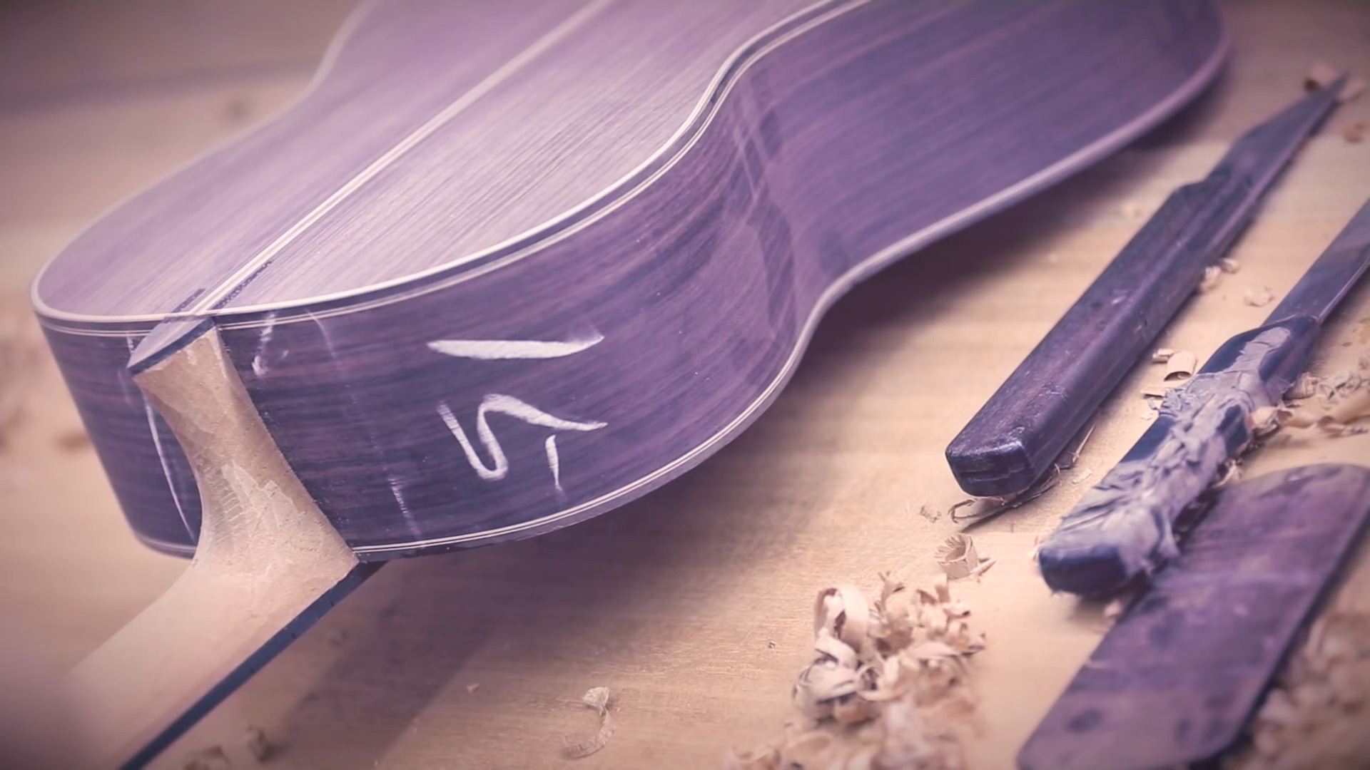 Handgefertigter Korpus einer klassischen MARTINEZ Gitarre mit Werkzeug und Hobelspänen auf der Werkbank